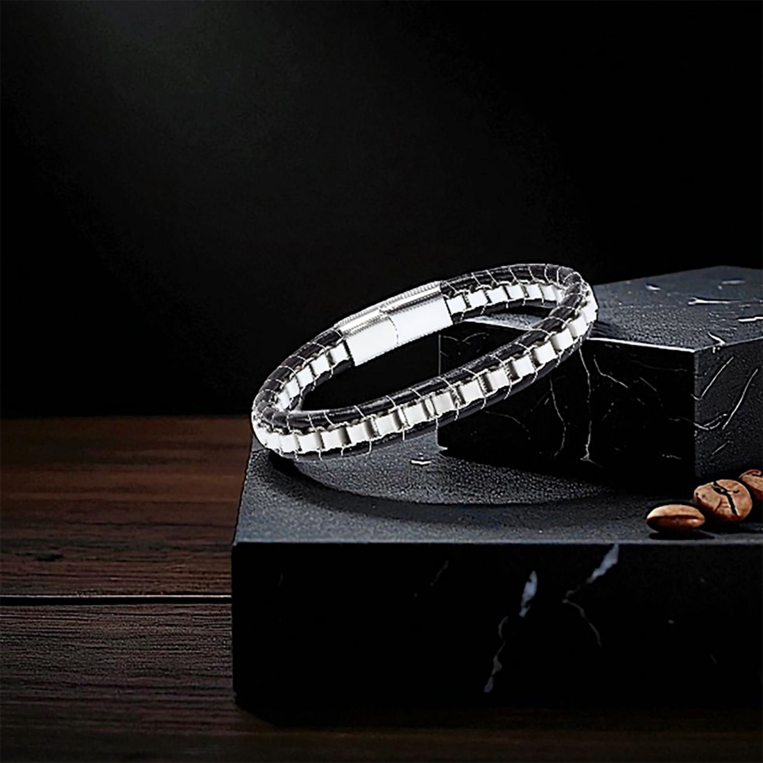 siyah örgü deri ve gümüş renkli çelik şeritlerden oluşan erkek bilekliği