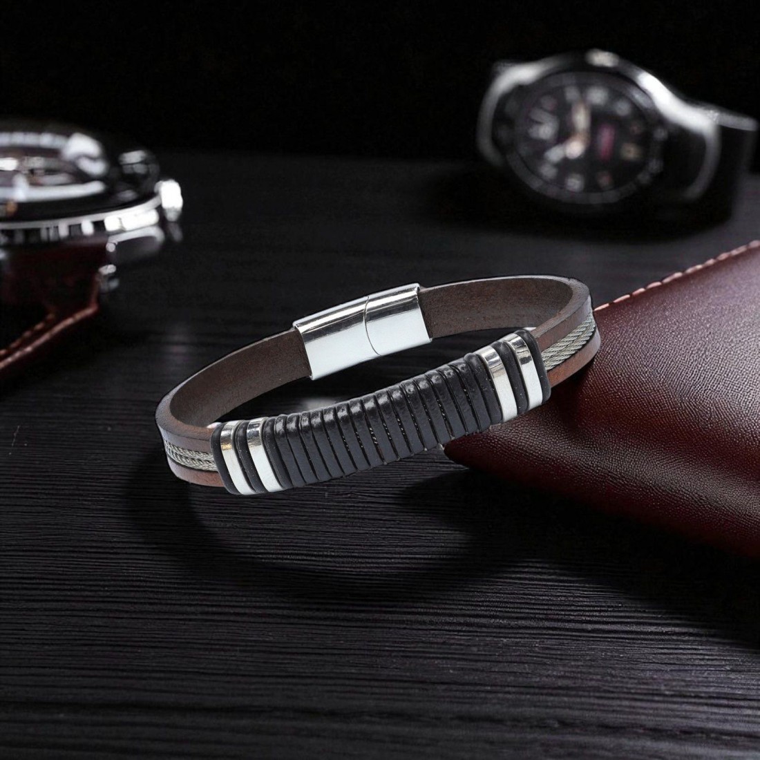 Kahverengi deri gövde, siyah segmentli orta bölüm ve 316L çelik detaylı toptan erkek bileklik