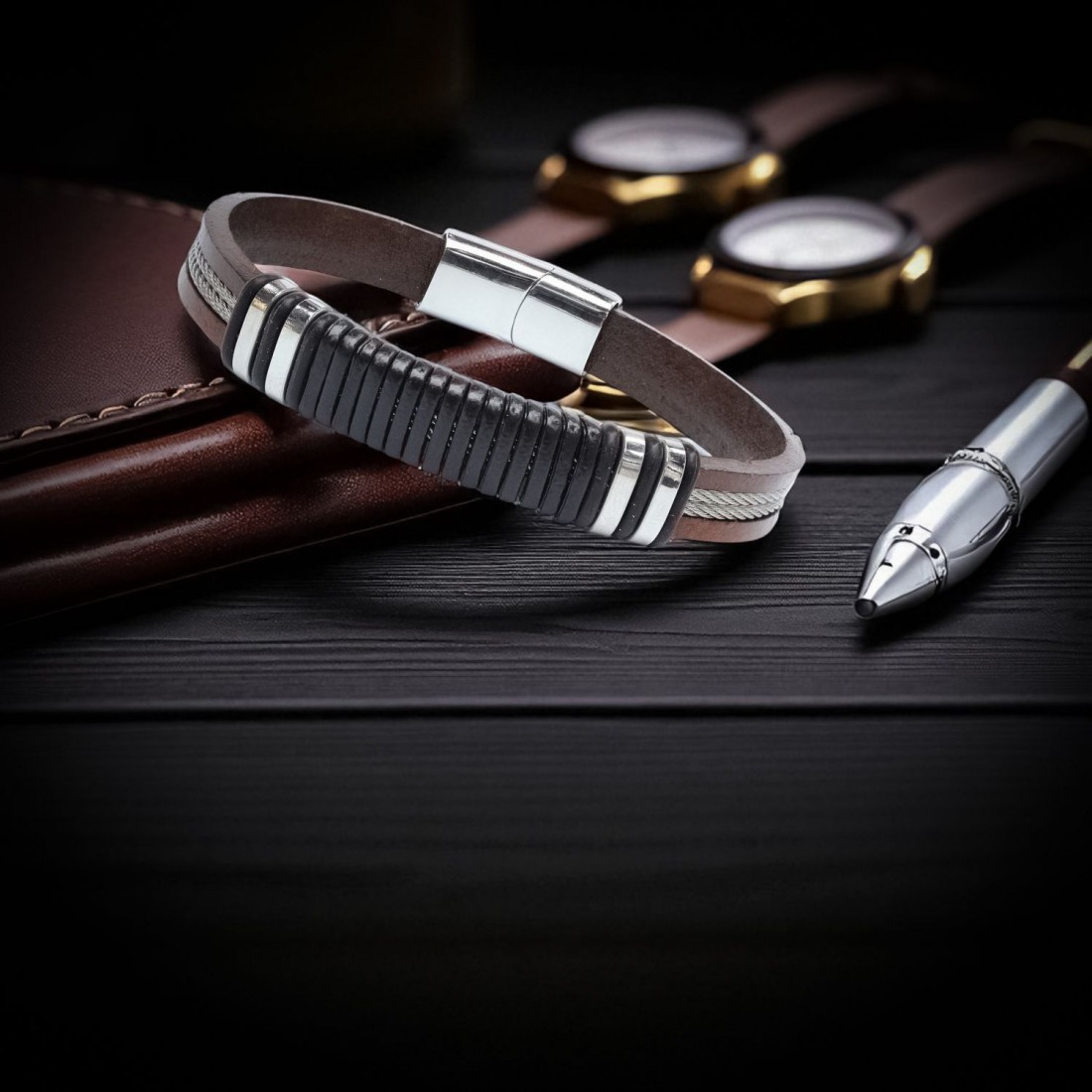 Kahverengi deri gövde, siyah segmentli orta bölüm ve 316L çelik detaylı toptan erkek bileklik