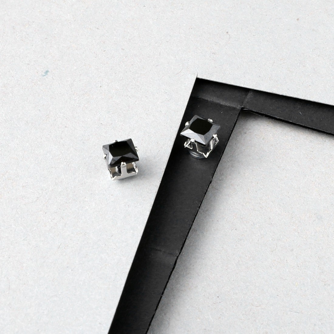 Toptan Kare Taşlı Manyetik Piercing Fiyatları