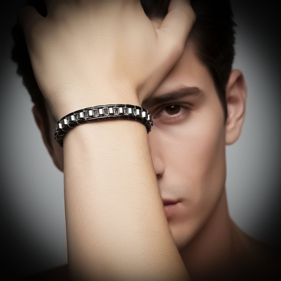 siyah örgü deri ve gümüş renkli çelik şeritlerden oluşan erkek bilekliği