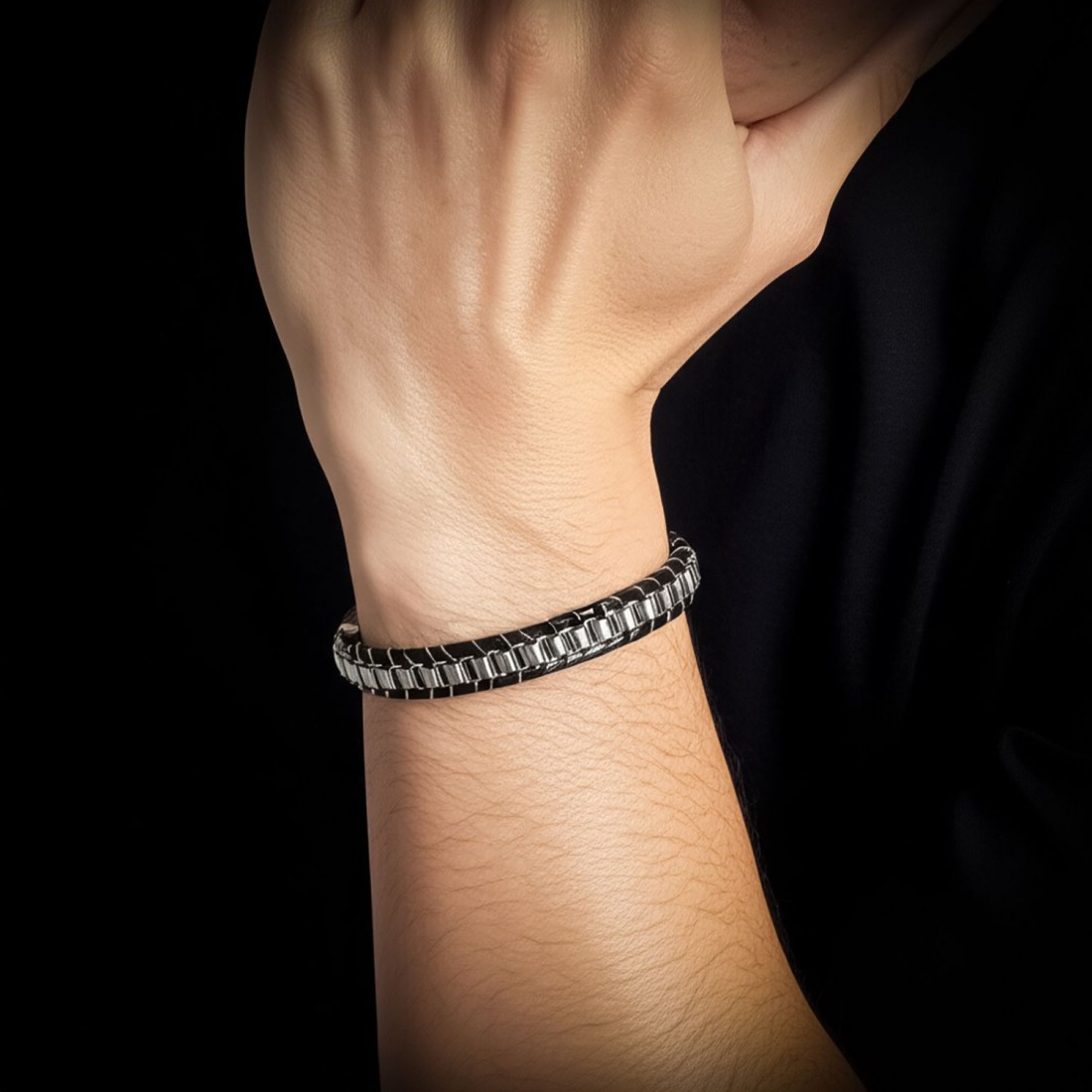 siyah örgü deri ve gümüş renkli çelik şeritlerden oluşan erkek bilekliği