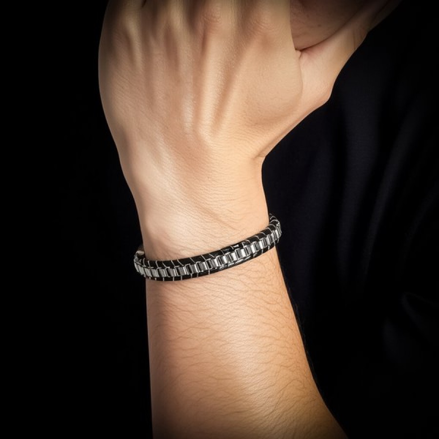 siyah örgü deri ve gümüş renkli çelik şeritlerden oluşan erkek bilekliği