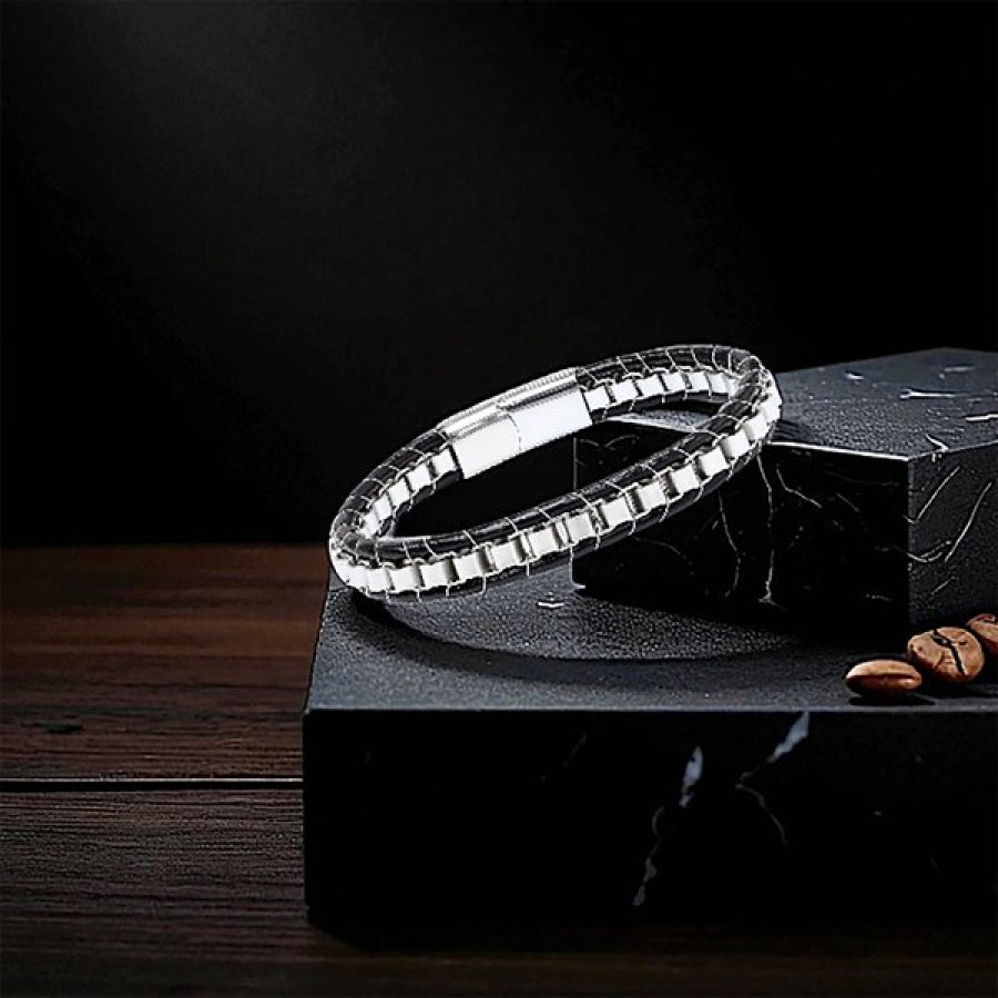 siyah örgü deri ve gümüş renkli çelik şeritlerden oluşan erkek bilekliği