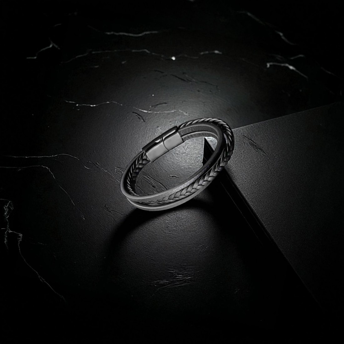 Siyah Deri Erkek Bileklik – Titanyum Çelik Manyetik Kilitli